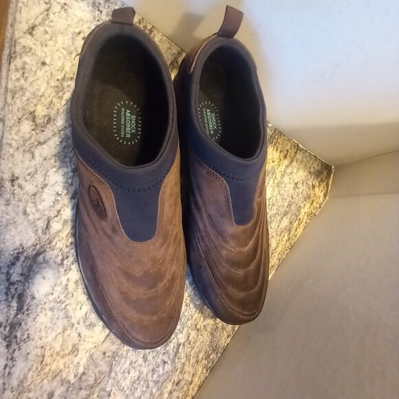 mens NEW-  Propet slip on suede size 11